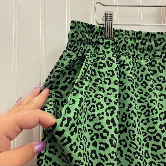 NWT BuffBunny Flo Short V2 in Green Leopard Print Sz XL - Picture 3 of 7